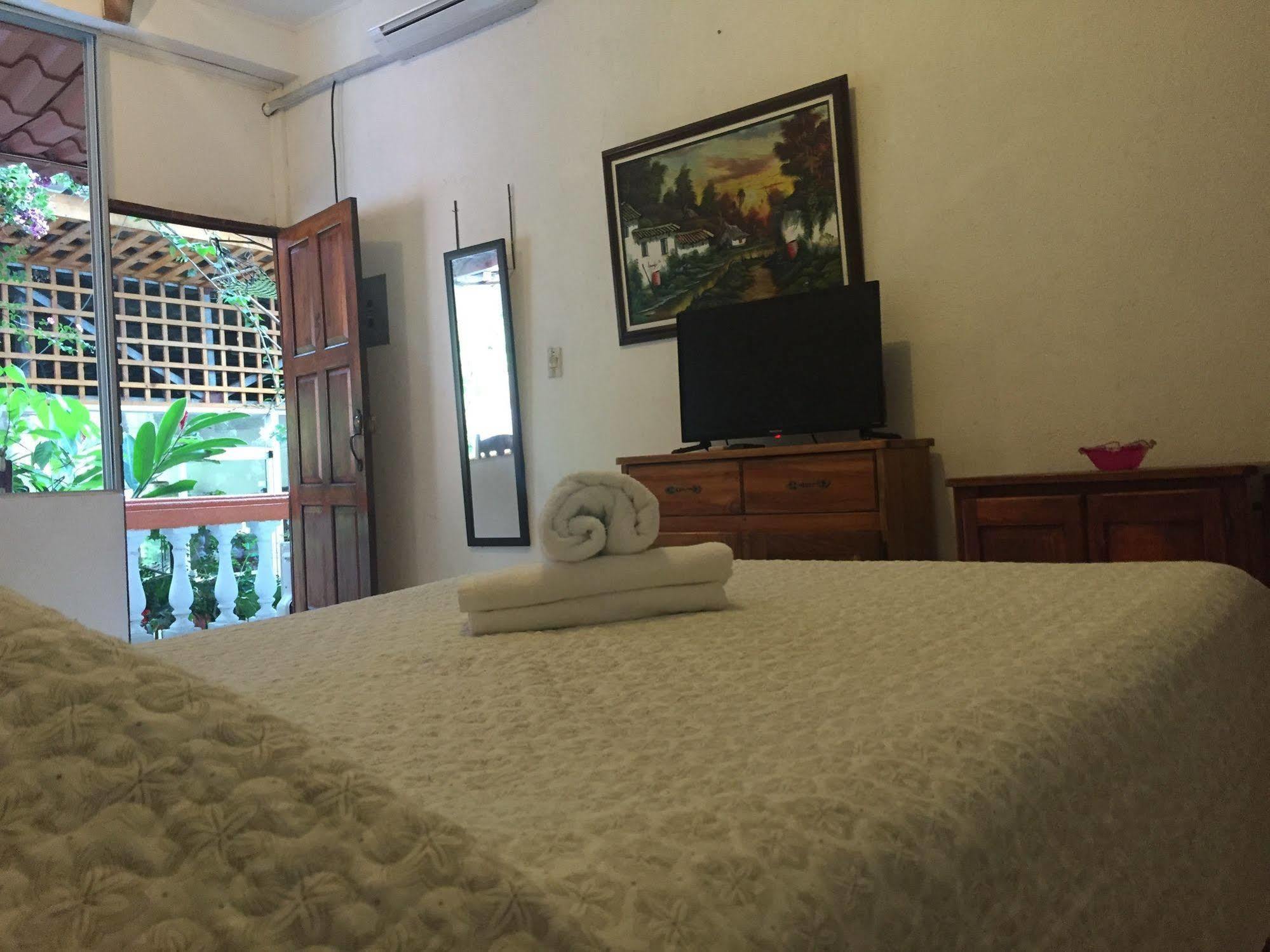 Hotel Coco Beach Manuel Antonio Esterno foto